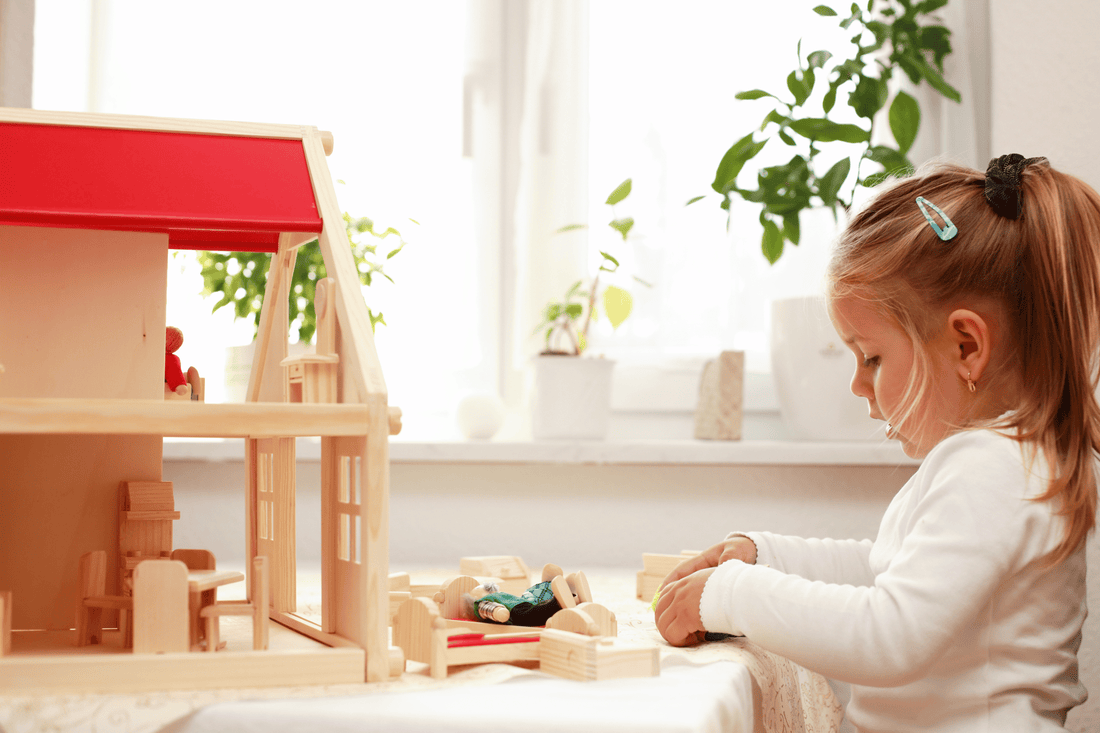 enfant joue seul en autonomie montessori